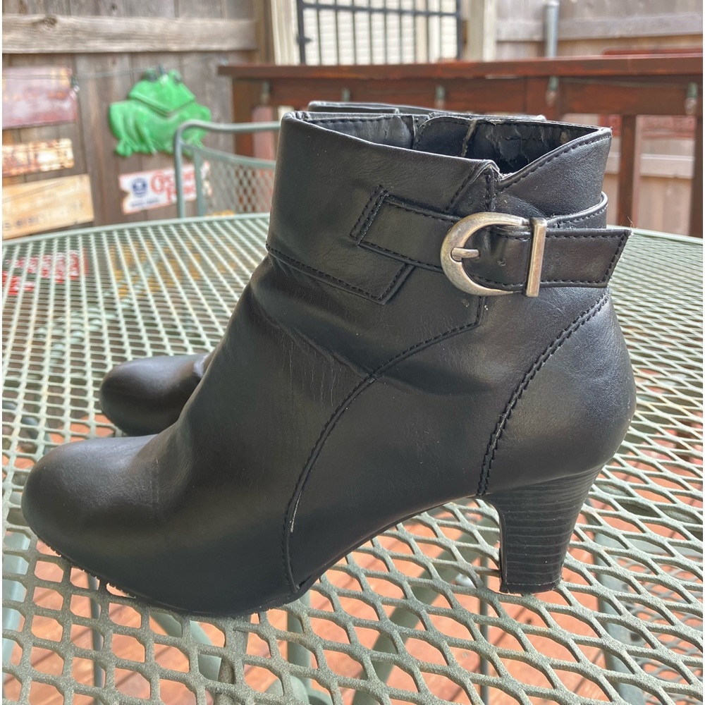 Women’s black zip up ankle boots size 7 1/2. Gently used Laura Scott brand.